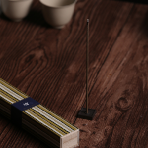 Hinoki-røkelse med holder / Hinoki Incense with Holder